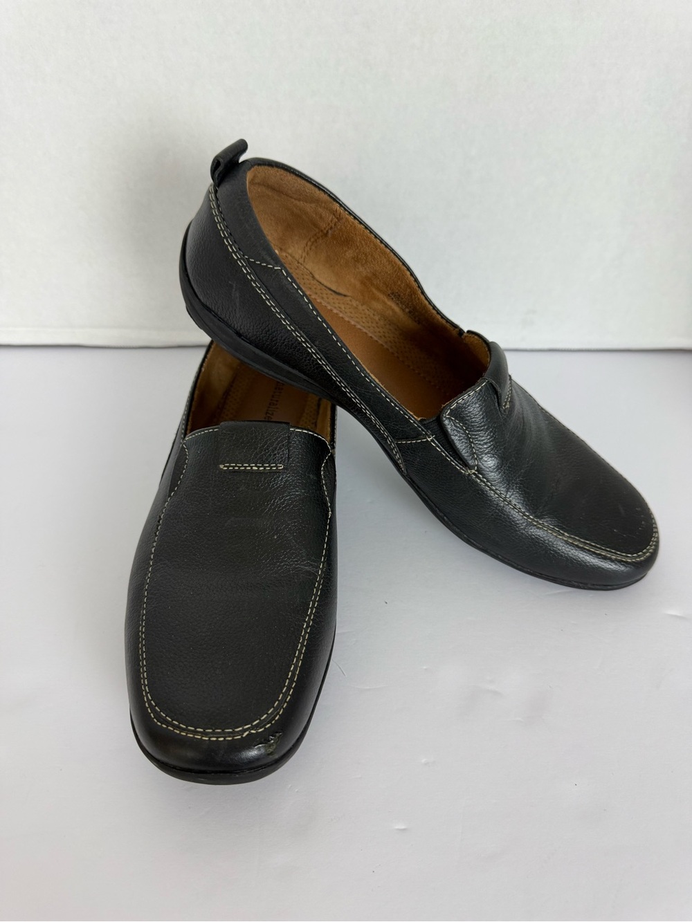 Naturalizer Black Leather Slip-On Loafers with Contrast Stitching